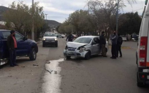 Dos heridos con posibles fracturas en un choque en el barrio Pueyrredón