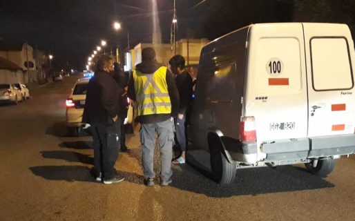 Apretó el brazo de un policía con la puerta y se encerró en su vehículo para evitar el secuestro