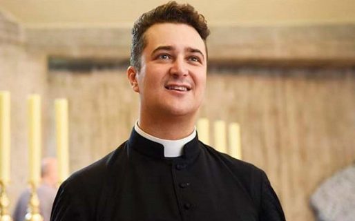 Un sacerdote fue detenido por armar fiestas sexuales con el dinero de los fieles