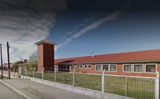 En Trelew una mujer entró borracha a la escuela y fingió ser fiscal de mesa