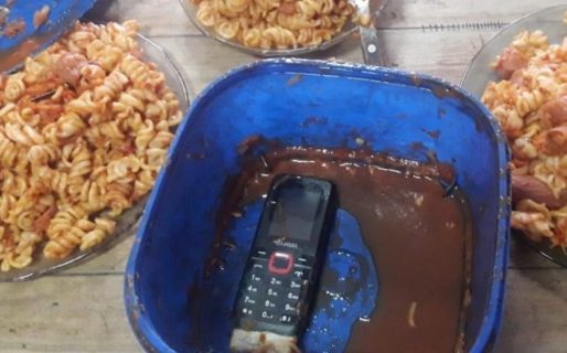 Insólito: le quiso dar un celular a un preso adentro de un preservativo mezclado con guiso