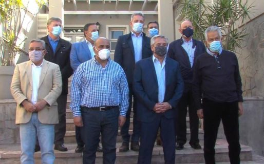 Arcioni entre los ocho gobernadores que se reunieron con el Presidente para mostrarle su apoyo