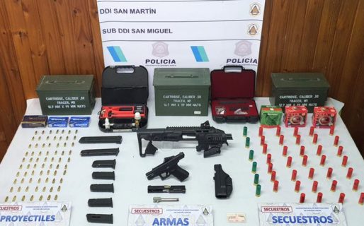 Lo allanaron y le encontraron un arsenal al ser acusado por violar a su pareja a punta de pistola