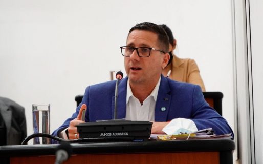 Reyes: «Si vas a ser fundamentalista y antiminero no uses un teléfono celular porque eso usa litio»