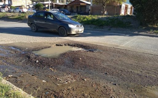 Vecinos piden que reparen un bache en Saavedra