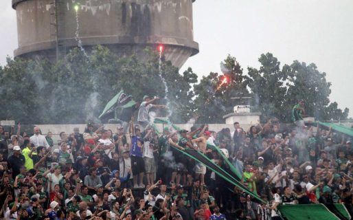 Tremendo: la barra de Nueva Chicago veló a un hincha afuera de su estadio