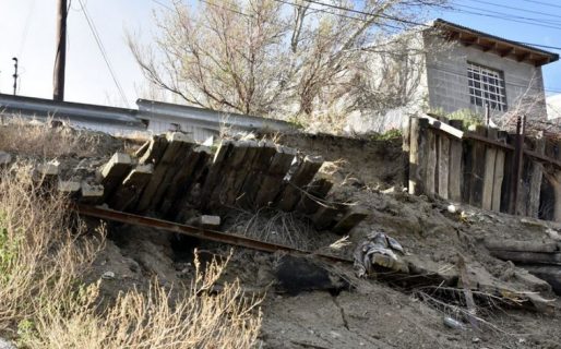 Reclaman que se les cae encima el Chenque y parte de la calle se desmorona