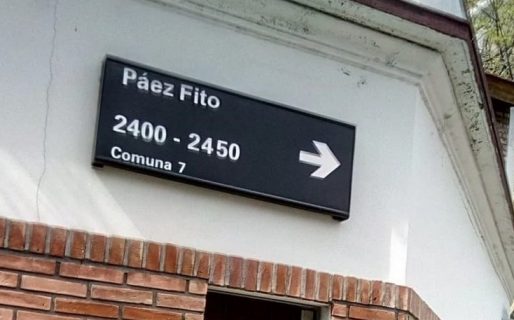 A 10 años de “me da asco la mitad de los porteños”, apareció un cartel con su nombre en una esquina de la Ciudad