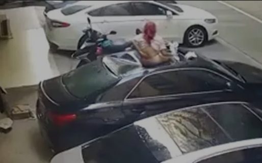 Tenía sexo en un balcón y se cayó por la baranda: aterrizó en un auto