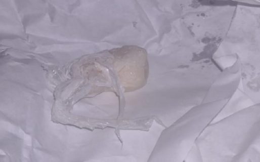 Llevaba cocaína en bolsitas adentro de su cuerpo, una se rompió y está grave