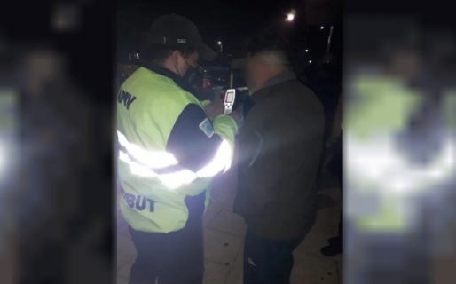 Manejaba borracho en el centro, pasó un semáforo en rojo y quiso escapar de la policía