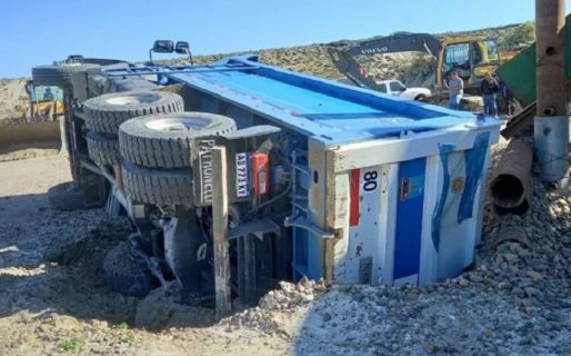 Una mujer resultó herida tras volcar un camión en la escombrera
