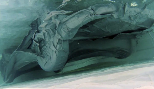 Crean un novedoso cobertor de autos que les permite flotar ante una inundación