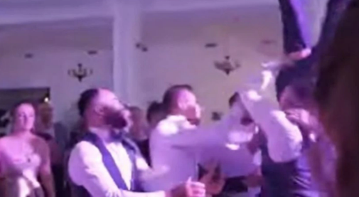Un grupo de amigos lanzó al novio en su casamiento, cayó al piso y ahora no puede caminar