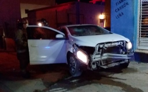 Manejaba borracho con su hijo por el barrio Pietrobelli e impactó contra una vivienda