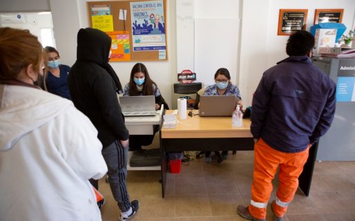 Avanza a paso firme la vacunación contra el covid en los barrios de la ciudad