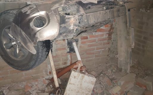 Un conductor alcoholizado impactó contra una obra en construcción