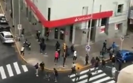 Impactante video del enfrentamiento a tiros de la barra de independiente, en plena calle