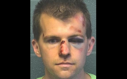 Sorprendió a un pastor religioso tocando a su hijo y le dio una brutal paliza