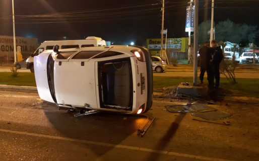 Manejaba con 1,28 g/L de alcohol en sangre, chocó contra una base de cemento y volcó