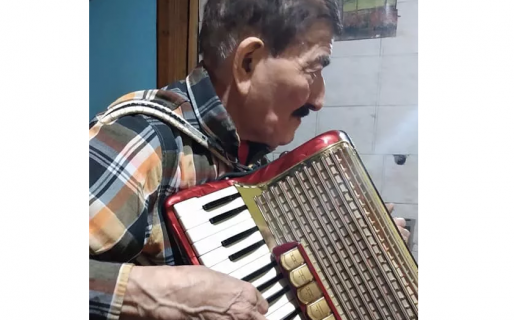 Le robaron el acordeón a un hombre de 90 años