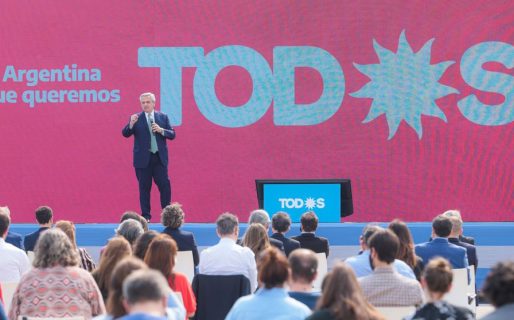 Menos discursos y más cara a cara: La nueva campaña de Alberto