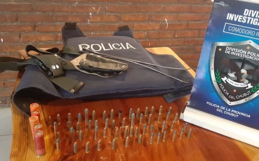En sendos allanamientos, secuestran armas, municiones e indumentaria robadas a la policía
