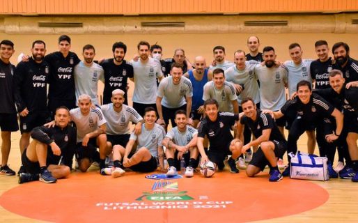 Argentina inició su defensa del título en el mundial con una actuación aplastante: Goleó 11-0 a Estados Unidos