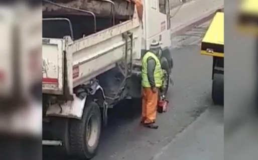 Hicieron un asado sobre el camión mientras pavimentaban una calle