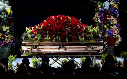 El entierro de Michael Jackson 70 días después de su muerte, en un ataúd bañado en oro incrustado en un bloque de concreto