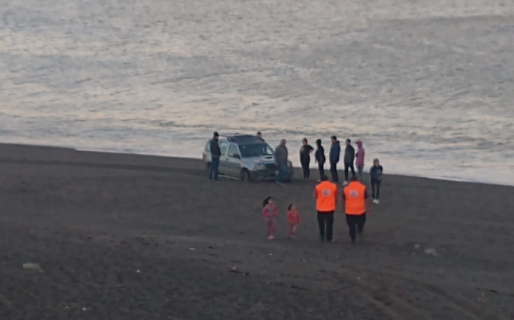 Bajó a la playa con su camioneta y se quedó atascado
