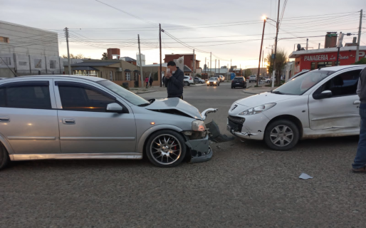 Una joven fue trasladada al hospital por precaución tras un accidente automovilístico
