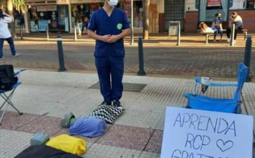 El enfermero que enseña a hacer RCP en la calle