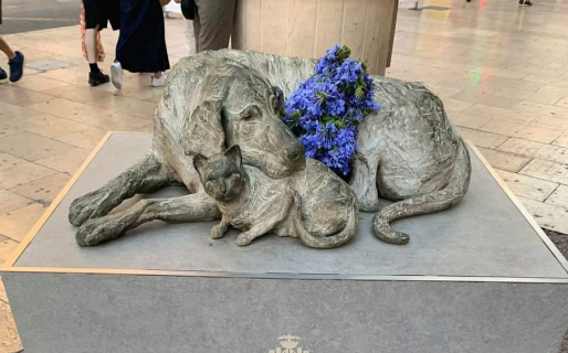 Emocionante: Hicieron una estatua en reconocimiento a los animales abandonados