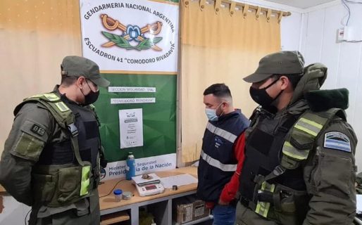 Lo atraparon con marihuana escondida en un preservativo y LSD entre la ropa