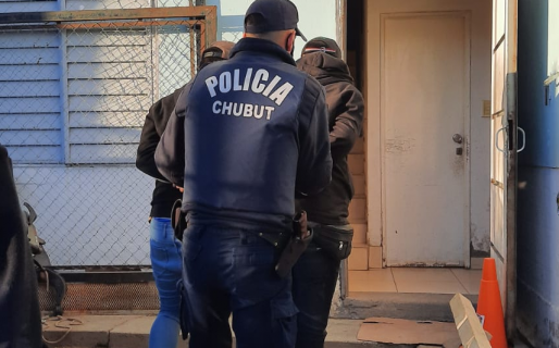 Forzaron la puerta de una casa para entrar y fueron detenidos casi infraganti