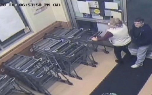 Cámaras de seguridad captan el momento en que un hombre clava una jeringa con su semen a una mujer