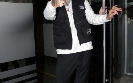 L-Gante presentó a su novia embarazada ante una multitud de fans en la calle