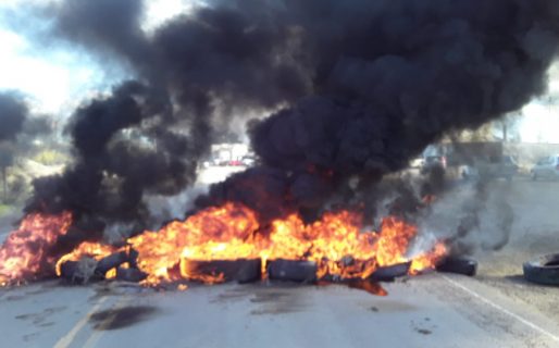 Vecinos del loteo El Faro realizaron corte de Ruta 1 entre Km. 8 y Caleta Córdova