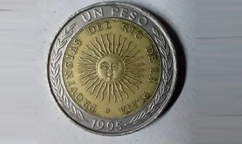 Por un insólito error de ortografía, hay monedas de 1 peso que se venden hasta $15.000 por unidad