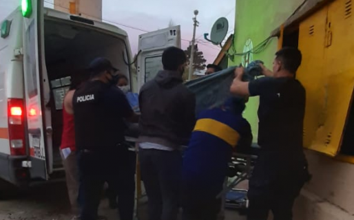 Por tropezarse terminó con un fuerte golpe en la cabeza