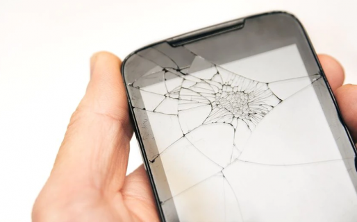 Su novio le pegó, ella le revoleó el celular y lo mató