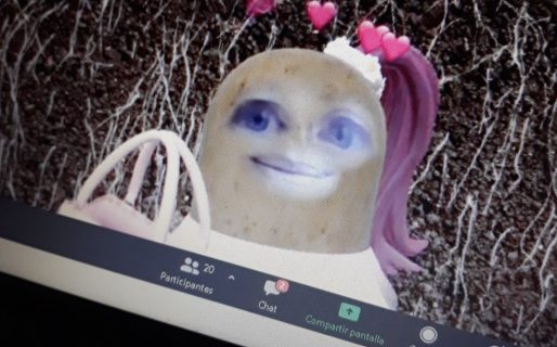 Una profesora dio clases con forma de papa por un error de la hija