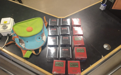 Se quiso robar 14 perfumes escondiéndolos en la mochila de su hijastro