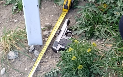 Hallan una pistola en la vereda de una escuela de Comodoro