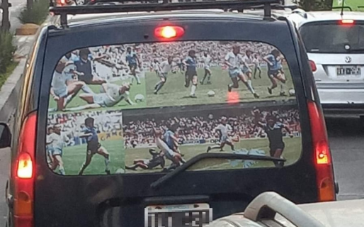 Decoró su vehículo con el gol del Diego a los ingleses y se volvió viral