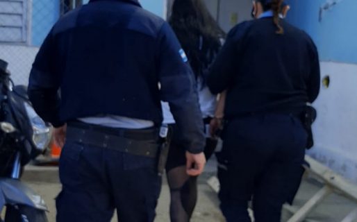 Policías auxiliaron a una mujer que era amenazada con un cuchillo