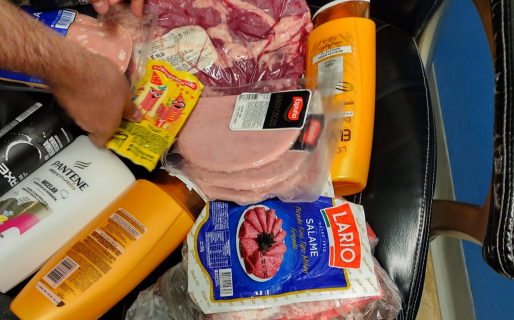 Una mujer de 57 años robó shampoo, fiambre y carnes pero fue atrapada y detenida