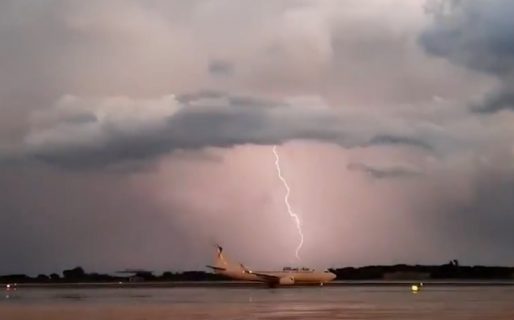 El momento exacto en que un rayo impacta sobre un avión