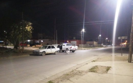 Robaron una vivienda y cuando huían se les quedó el auto: los echaron a piedrazos